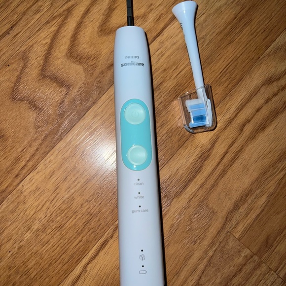 Bundle deal!! Vera Bradley wallet with Phillips sonic care electric toothbrush - Picture 3 of 7